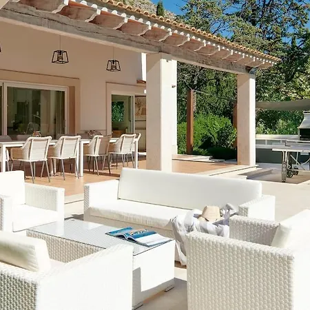 Esquina Luxury 5 Bed 5 Bath Villa *