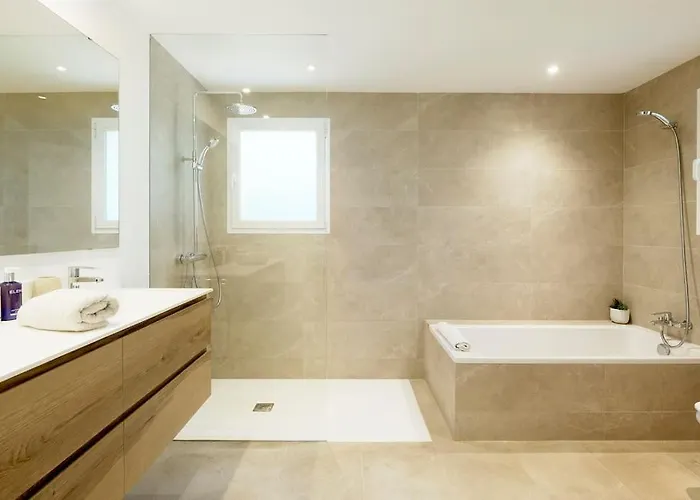 Esquina Luxury 5 Bed 5 Bath Вілла