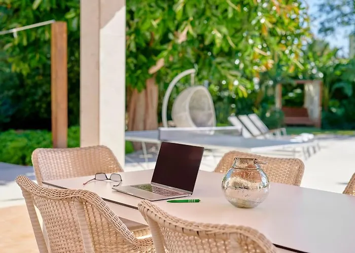 Esquina Luxury 5 Bed 5 Bath *