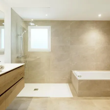 Esquina Luxury 5 Bed 5 Bath Вилла