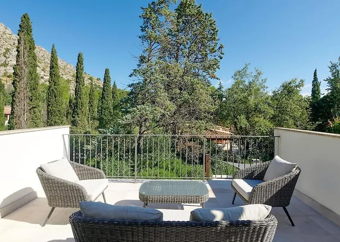 Esquina Luxury 5 Bed 5 Bath Villa *