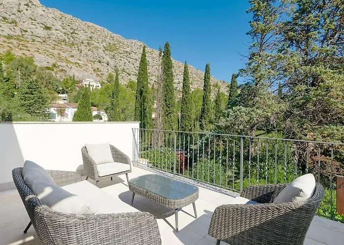 Esquina Luxury 5 Bed 5 Bath *